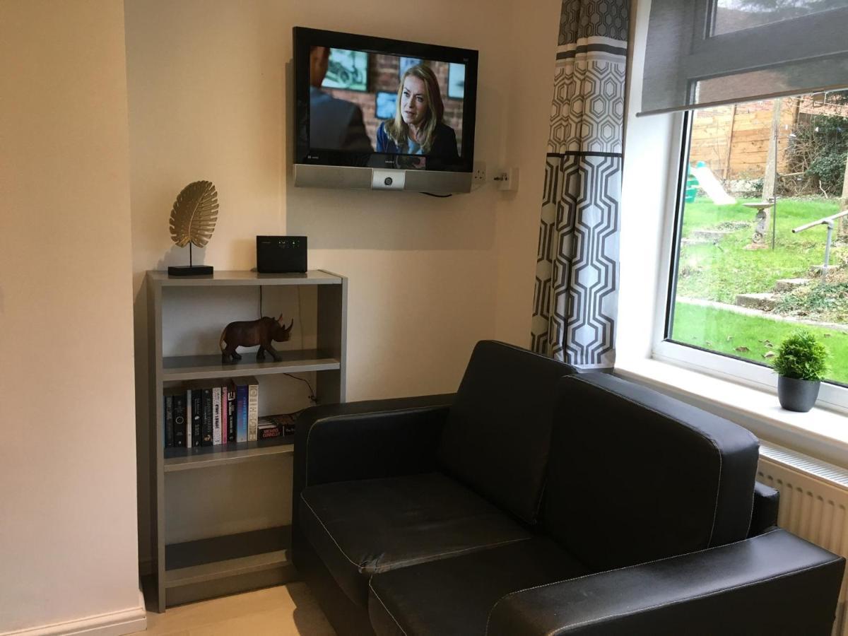 Appartement Spacious Ground Floor Studio Flat - Easy Access To Stansted Airport, London And Cambridge à Bishop's Stortford Extérieur photo